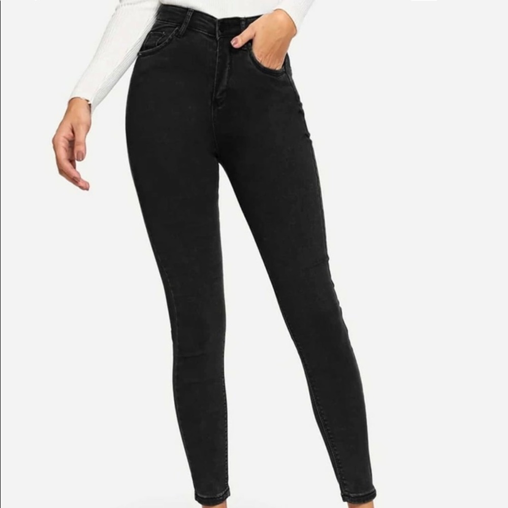 Black ankle-cut skinny jeans